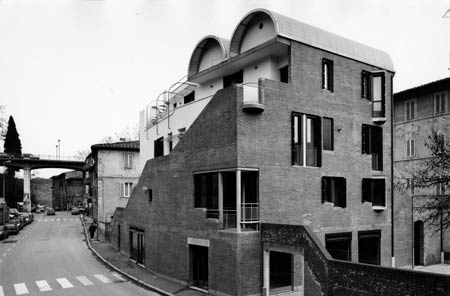 Edificio residenziale   via Simone Martini Siena 
  (1984)