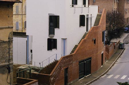 Edificio residenziale   via Simone Martini Siena 
  (1984)