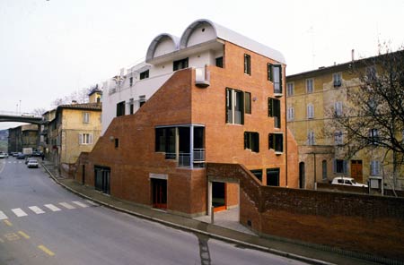 Edificio residenziale   via Simone Martini Siena 
  (1984)