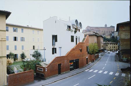 Edificio residenziale   via Simone Martini Siena 
  (1984)