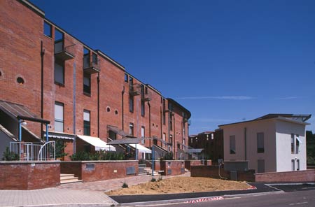 Edifici residenziali  Quartiere Petriccio - Siena

(1995)