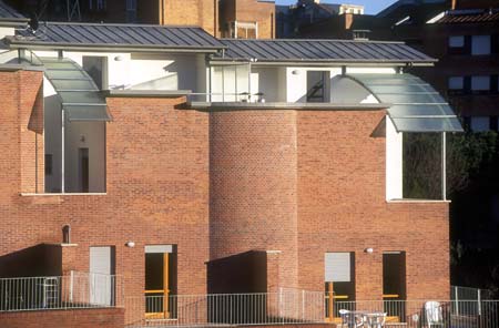 Edifici residenziali 
Via Gabrielli - Siena

  (1996)